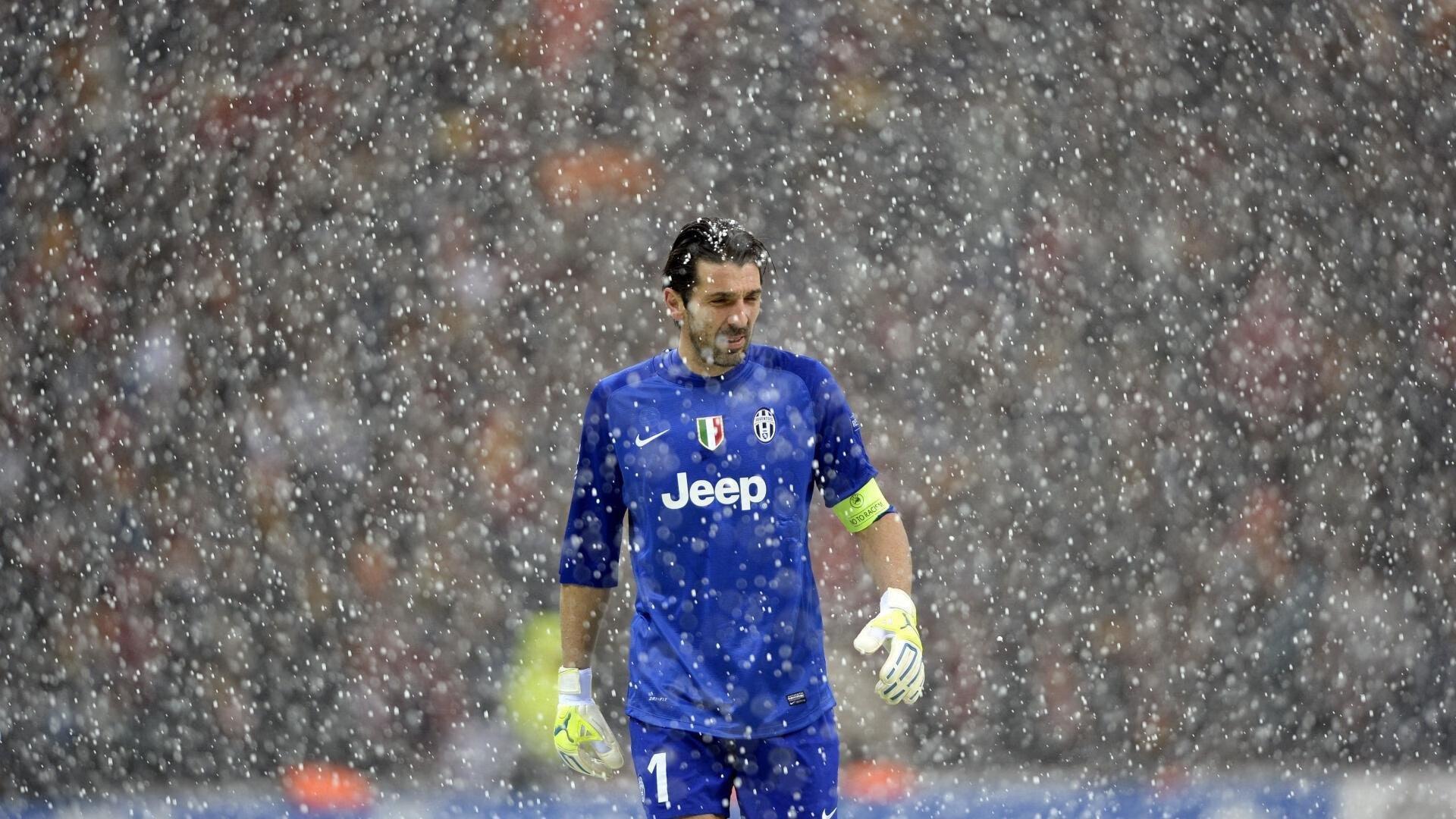 曼联老队友！43岁伊布发文祝贺博格巴回归赛场：为你感到开心